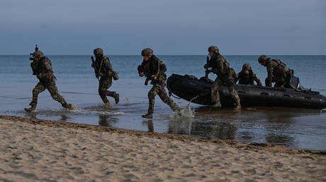 Macron fordert die Mobilisierung von Freiwilligen fuer das franzoesische Militaer