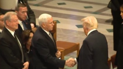 Mike Pence Haendedruck mit Donald Trump Mike Pence reagiert auf