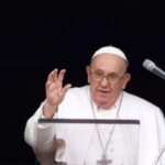 Papst Franziskus stuerzt im Haus von Santa Marta und verletzt