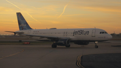 Passagier oeffnet Flugzeugausgangstuer am Bostoner Flughafen nach „Streit mit Freundin