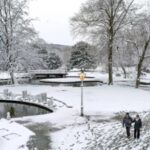 Schnee in ganz England verursacht Stoerungen fuer Flugreisende