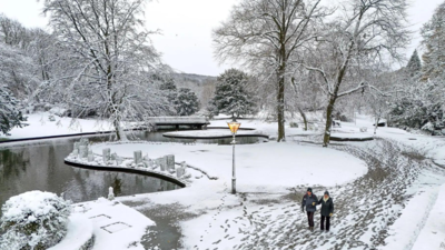 Schnee in ganz England verursacht Stoerungen fuer Flugreisende