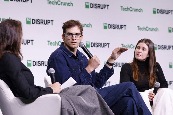 San Francisco, Kalifornien - 29. Oktober: (LR) Ashton Kutcher und Effie Epstein sprechen am 29. Oktober 2024 in San Francisco, Kalifornien, auf der Bühne. (Foto von Kimberly White/Getty Images für TechCrunch)