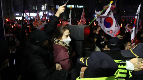 Suedkoreaner stuermen Gericht waehrend die Haft des Praesidenten verlaengert wird