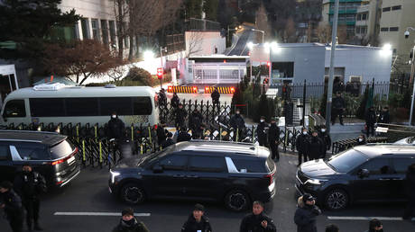 Suedkoreanische Militaereinheit hindert Polizei daran den angeklagten Praesidenten festzunehmen –.jp