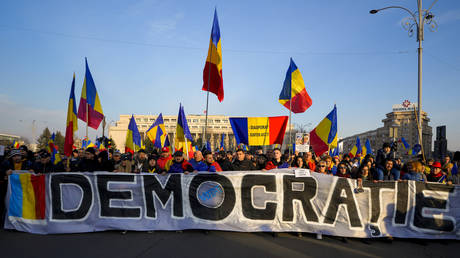 Tausende protestieren im NATO Staat gegen Staatsstreich – World