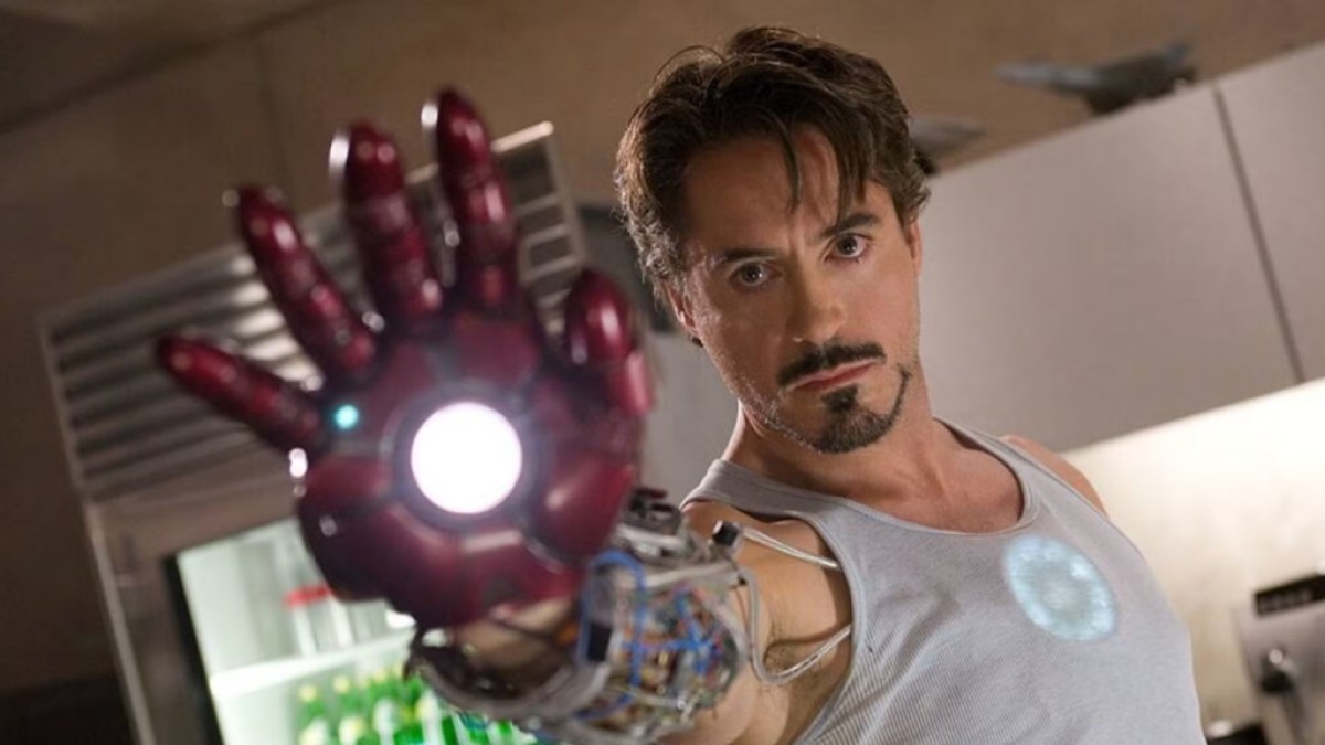 Robert Downey Jr. als Tony Stark testet seine Repulsor Ray Technology in Iron Man