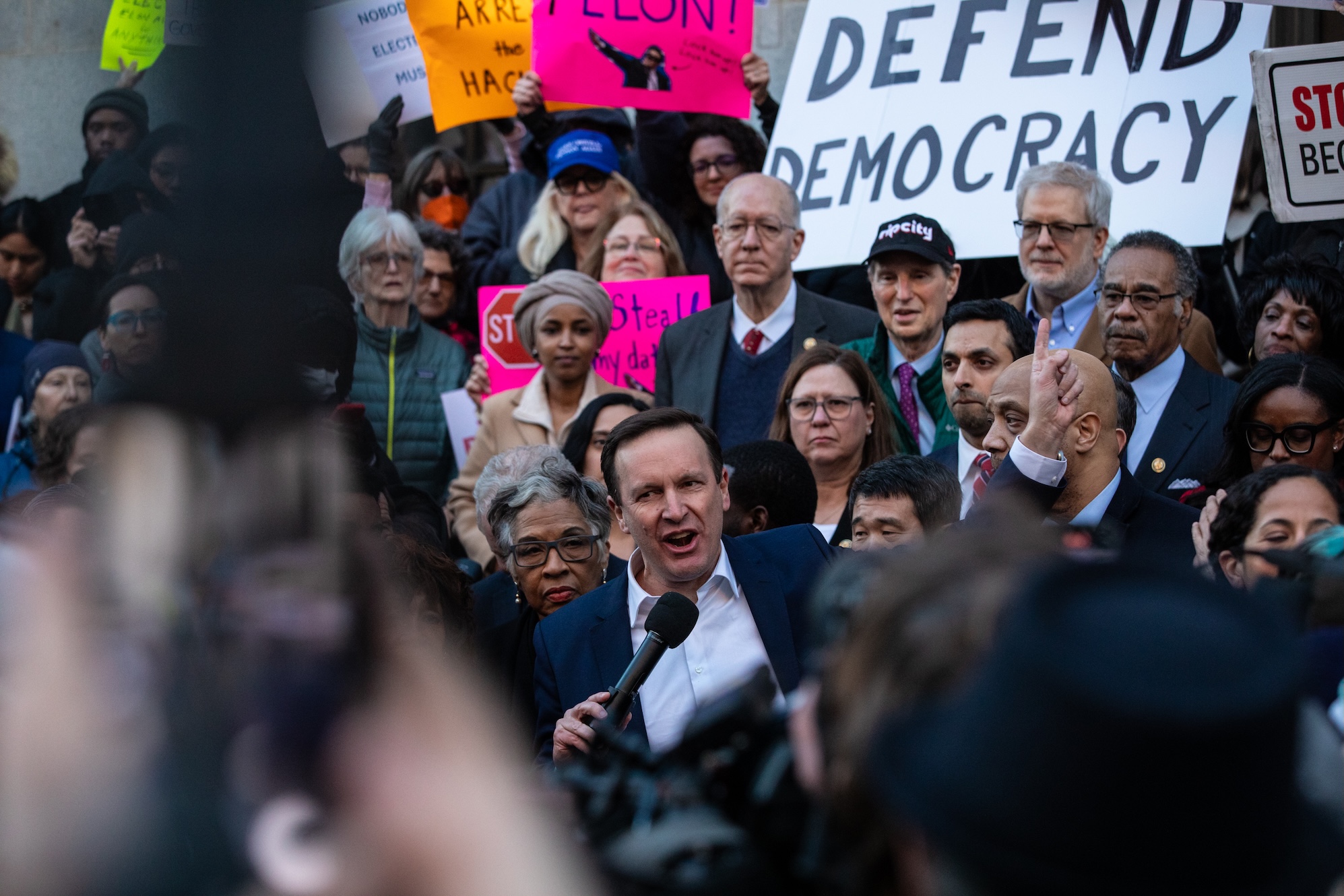 Der US-Senator Chris Murphy (D-CT) spricht aus Protest gegen Elon Musk und der Effizienz der Regierung der Regierung am 4. Februar 2025 in Washington, DC, mit einer Menge, die sich vor der US-Finanzministerium versammelt hat. Mehrere demokratische Konferenzmitglieder schlossen sich der Kundgebung an, um Musks Zugang zum Zahlungssystem des Finanzministeriums zu protestieren, in dem die privaten Informationen von Millionen von Amerikanern untergebracht sind.