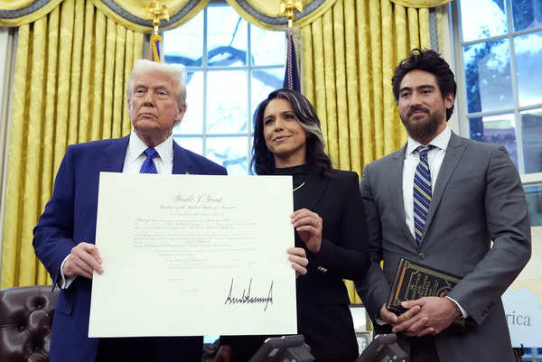 Präsident Donald Trump steht mit Tulsi Gabbard und ihrem Ehemann Abraham William ...