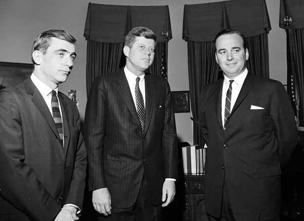 Rupert Murdoch (rechts) mit JFK (Wikimedia Commons)