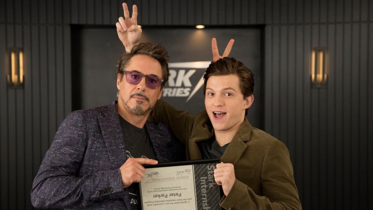 Tony Stark und Peter Parker posieren für ein Praktikumsfoto von Stark Industries