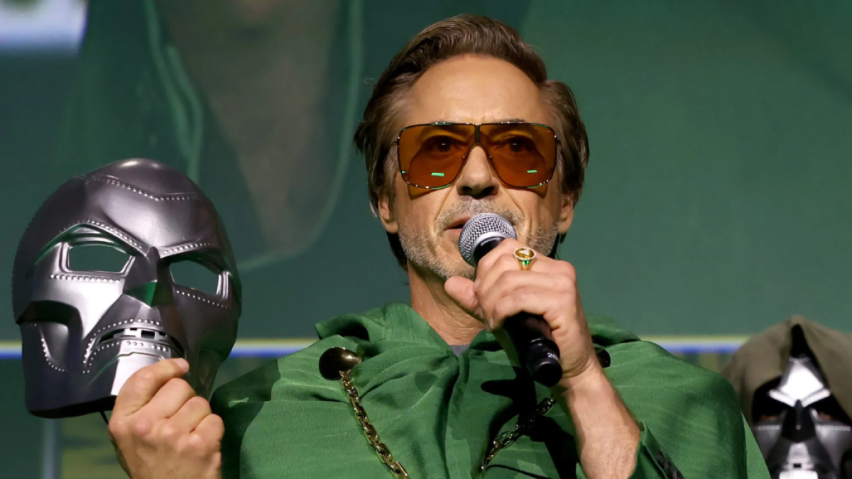 Robert Downey Jr. In einem Doktor -Doom -Kostüm bei SDCC 2024