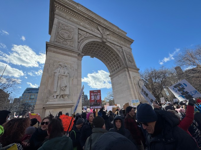 1739833497 4 Tausende protestieren gegen Elon Musks Doge in NYC am Praesidententag