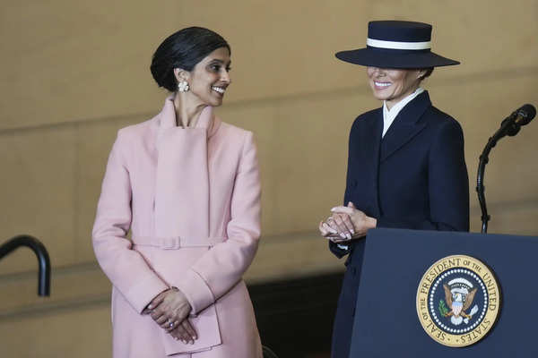 Usha Vance, links und First Lady Melania Trump stehen nach ...