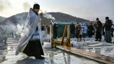 Antikriegs russisch orthodoxe Priester kaempfen im deutschen