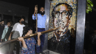 Demonstranten greifen das Sheikh Mujibur Rahman Memorial Museum in Dhaka