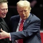 Donald Trump Elon Musk Baris Akis Donald Trump zeigt Elon