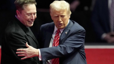 Donald Trump Elon Musk Baris Akis Donald Trump zeigt Elon