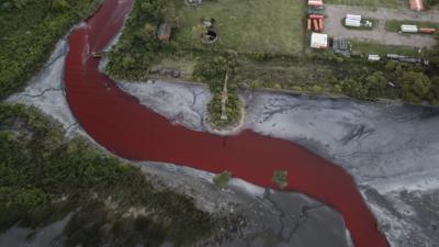 Es sieht aus wie ein Blutstrom Ein Fluss in der