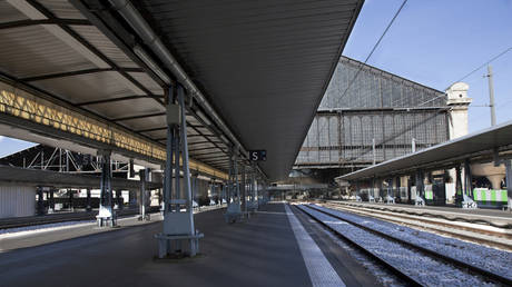 Franzoesische Polizei schiesst syrische Mann die Hakenkreuze am Bahnhof Videos