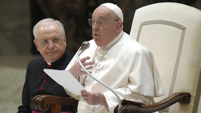 Im Krankenhaus setzt ein ruhender Papst Franziskus die Sonntagsmesse aus