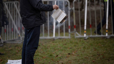 Ist Sympathisanten ueber die Handlung inhaftiert um das Verbrennen des