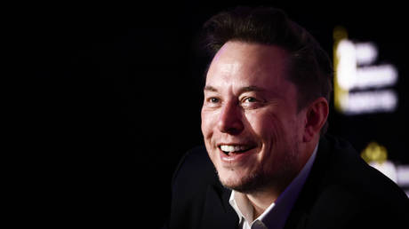 Musk Mocks pro western unabhaengige Medien fuer den Verlust von Finanzmitteln World