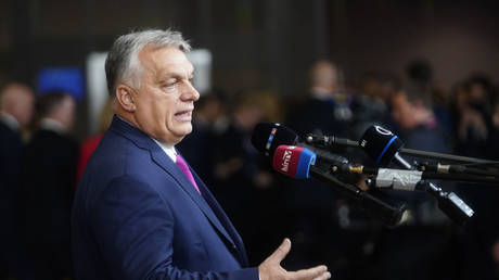 Orban Floats stimmt mit uns ab World