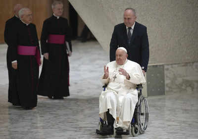 Papst Franziskus ins Krankenhaus eingeliefert zur Behandlung von Bronchitis