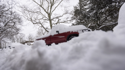 Schneestrassen fuehren zu Hunderten von Virginia und North Carolina Crashs