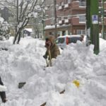 Starker Schnee schlaegt Nordjapan stoert das taegliche Leben