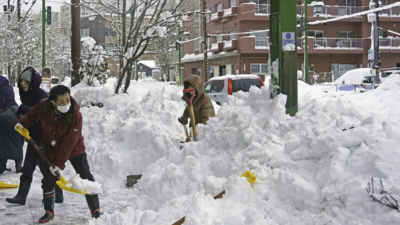 Starker Schnee schlaegt Nordjapan stoert das taegliche Leben