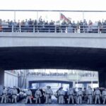 Tausende blockieren Major LA Freeway Spruehgraffiti um gegen Donald Trumps