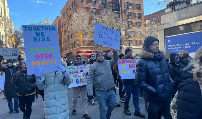 Tausende protestieren gegen Elon Musks Doge in NYC am Praesidententag