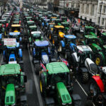 Traktoren blockieren Central London im massiven Bauernprotest Video World