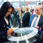 Tulsi Gabbard Tulsi Gabbard begruesst mit Real Life Captain America Shield