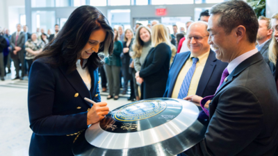 Tulsi Gabbard Tulsi Gabbard begruesst mit Real Life Captain America Shield