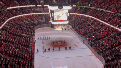 Uhr Die Kanadier Boo US Nationalhymne waehrend des Hockeyspiels nachdem