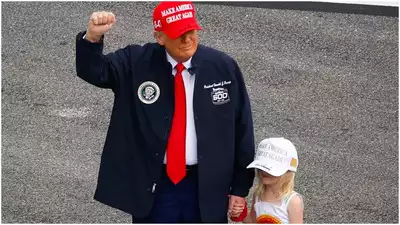 Uhr Donald Trump besucht Daytona 500 mit lauten Jubel sagt