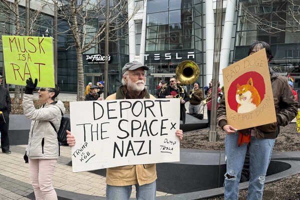 Anti-Doge-Proteste in Tesla Stores Ziel