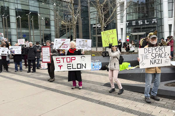 Anti-Doge-Proteste in Tesla Stores Ziel