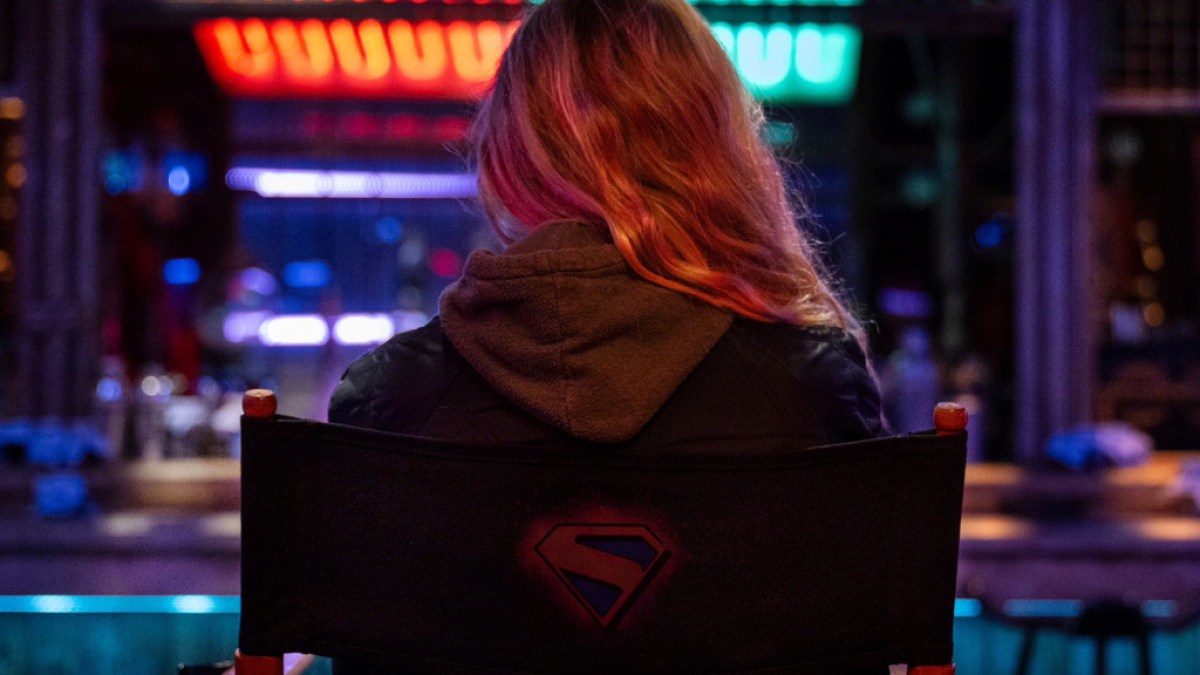 James Gunns Foto von Milly Alcock am Set von Superman: Frau von morgen