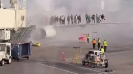 American Airlines Boeing 737 platzt in Flammen Videos World