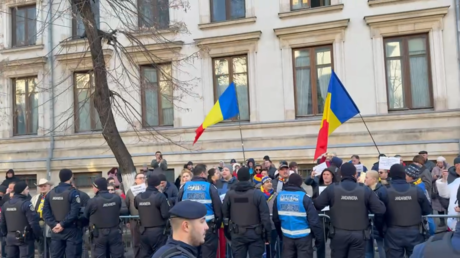 Anhaenger des rumaenischen Praesidentschaftskandidaten Rallyes Outside Court Video World