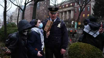 Anti Israel Demonstranten stiessen mit der Polizei am Barnard College zusammen Bombenbedrohung