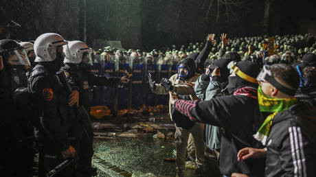 Aufruhrpolizei zerstreuen Demonstranten in Istanbul Video World