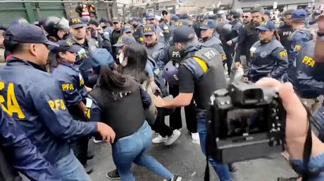 Beobachten Sie die argentinische Polizei brutalisieren Rentner bei Rally in