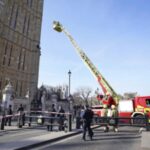 Big Ben Tower Kletterer Mann mit palaestinensischer Flagge der den