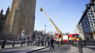 Big Ben Tower Kletterer Mann mit palaestinensischer Flagge der den