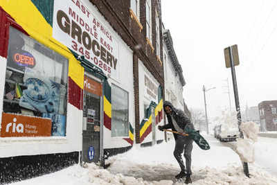 Deadly Storms Wrack uns Schneestuerme Waldbraende und Tornados hinterlassen die